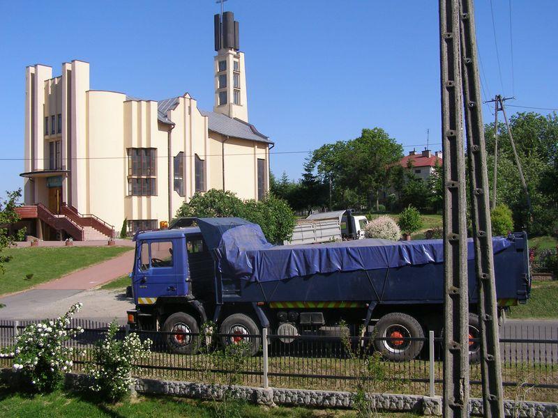 Wozenie materialu na plac pod baze.jpg